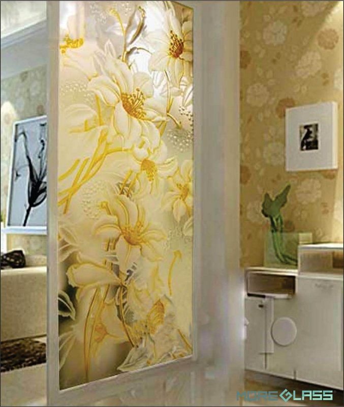Mẫu ngăn trang trí bằng kính cường lực được điêu khắc hoa ly màu vàng mang đến vẻ đẹp cao cấp, sang trọng cho không gian căn phòng