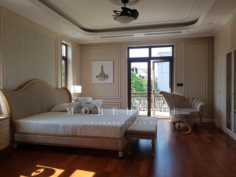 Thi công sofa văng không tựa cuối giường có thể ngồi nghỉ ngơi, thư giãn tạo cho không gian thêm vẻ đẹp sang trọng, tiện nghi.