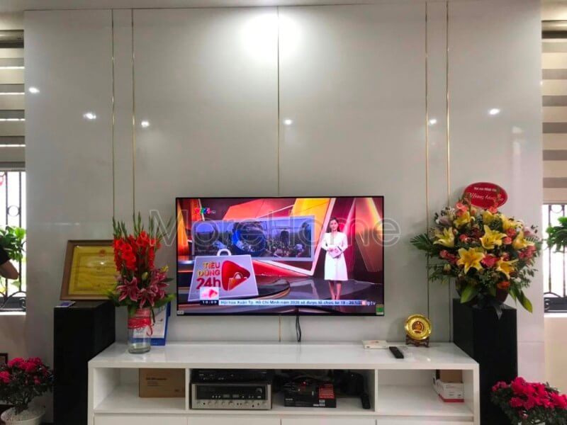 Việc làm vách tivi tại phòng khách của nhà lô phố Hải Phòng đang được thực hiện.